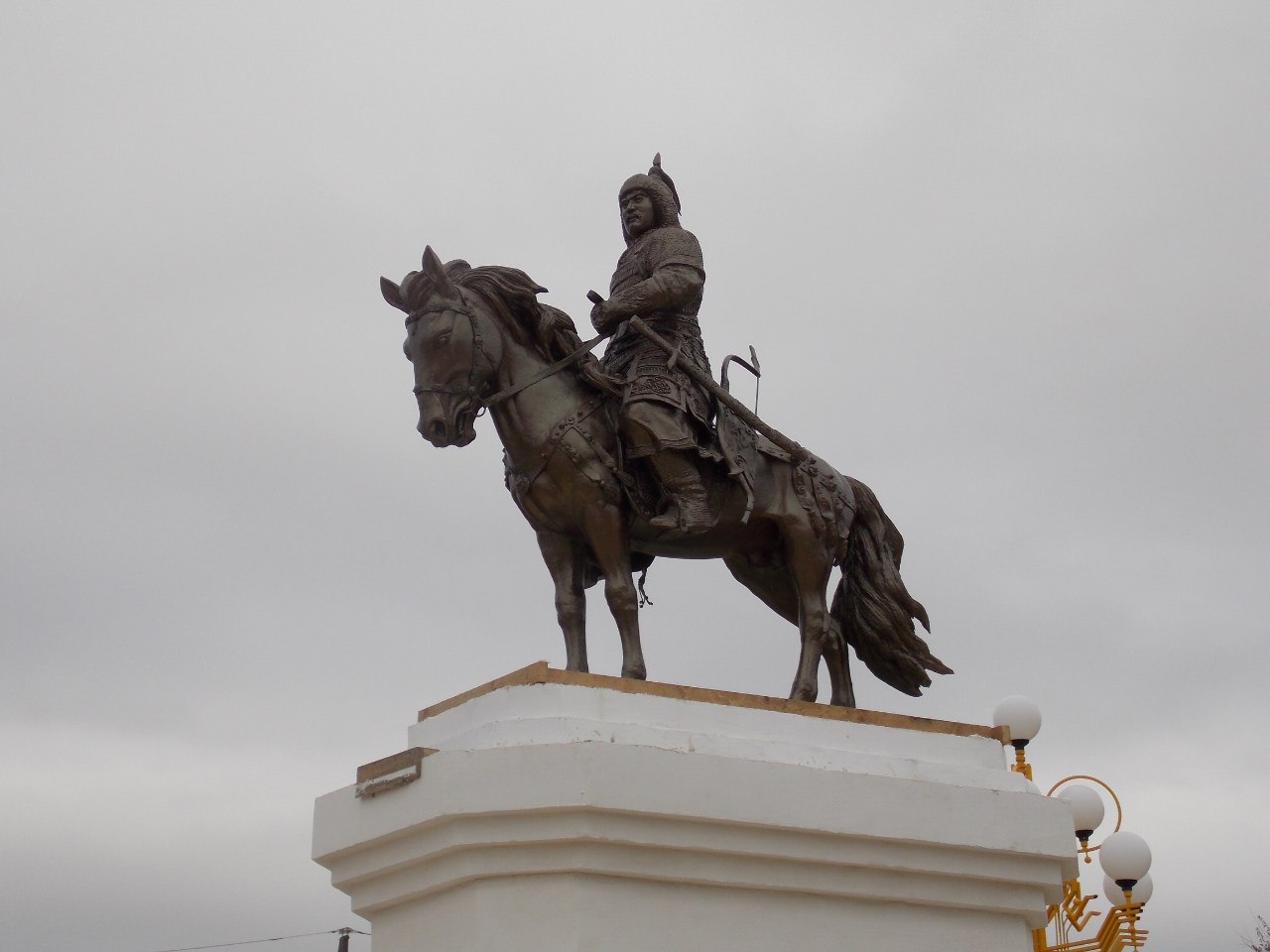 В Элисте установили памятник Убуши-хану